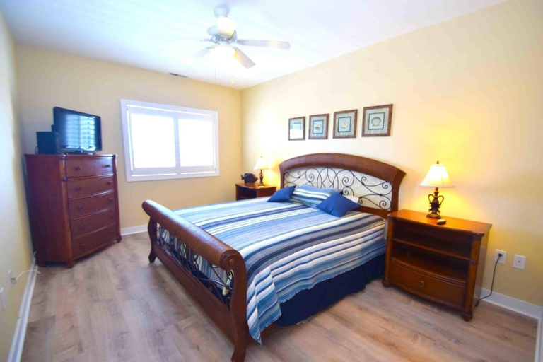 Room 3, Mariner's Watch 404 4 Bedroom Condo by RedAwning, Worcester