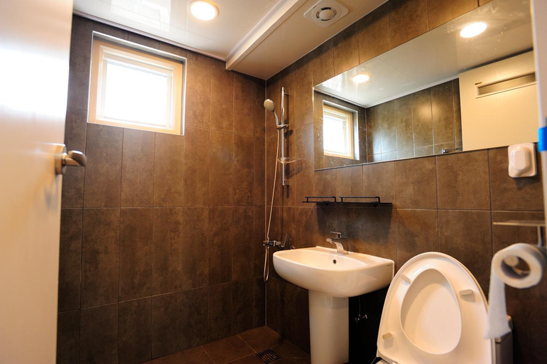 Bathroom 5, Hannah Guesthouse, Jeju