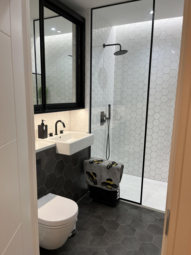Bathroom, Superb 1-bed Apartment in Welwyn Garden City, Hertfordshire
