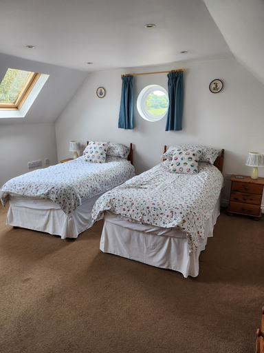 Room, Cottage Sleeps 4 - Pet Friendly w Free Parking, Wiltshire