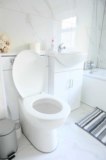 Bathroom 2, Impeccable 3-bed House in Plumstead, London, London