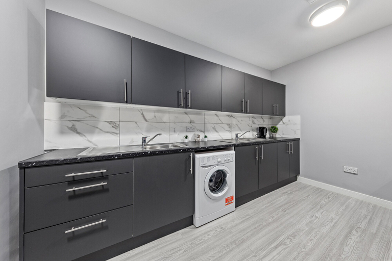 Others 4, Spacious Ensuite Room Feltham Heathrow London Tw13, London