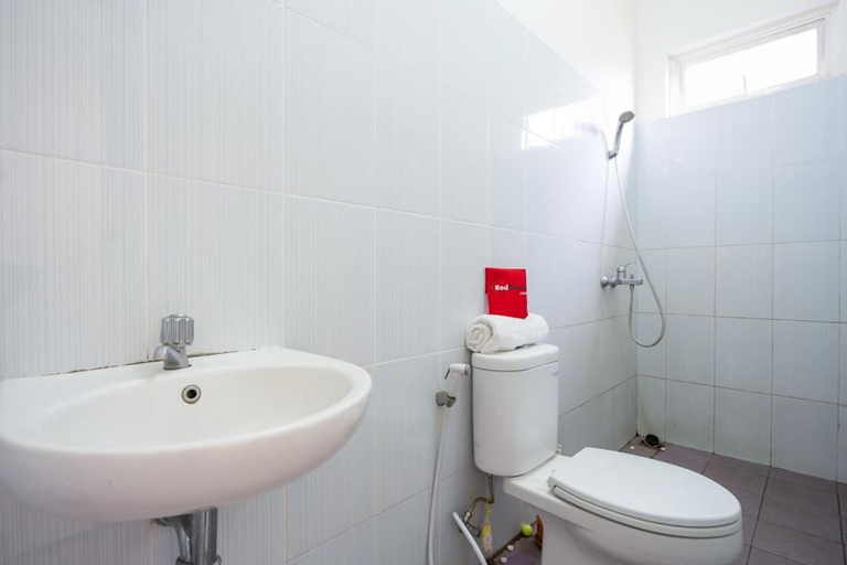 Bathroom, RedDoorz Plus near Siloam Karawaci, Tangerang