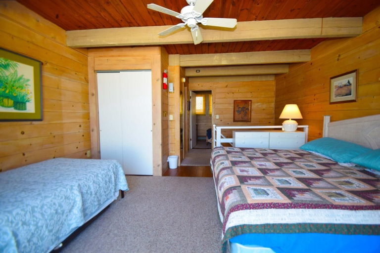 Room 4, Beachwalk II 12 4 Bedroom Condo by RedAwning, Worcester