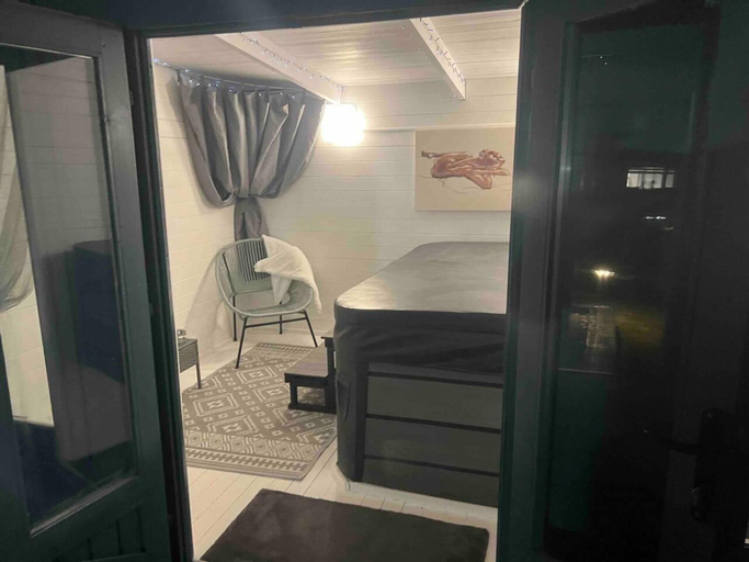 Bedroom 2, Serenity Haven 4-bed With Hottub,games,gym & More, Essex