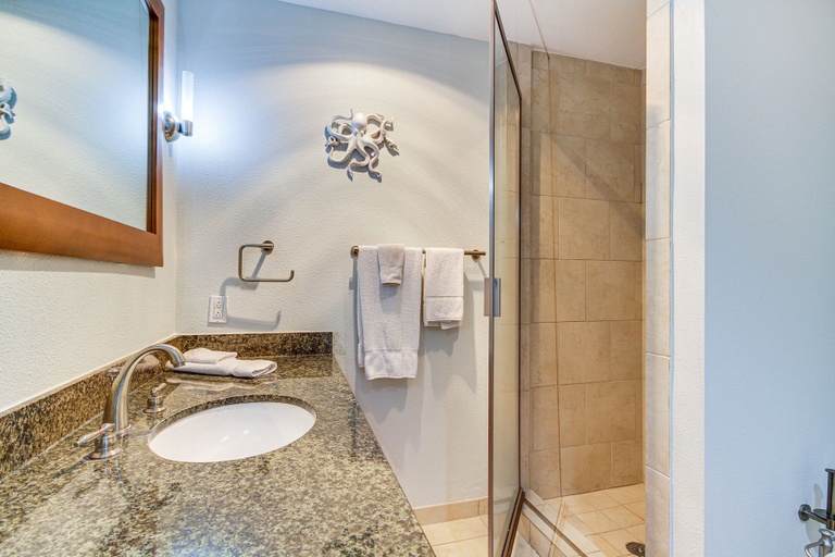 Bathroom 5, Beachside Biloxi Club Condo: Balcony w/ Ocean View, Harrison