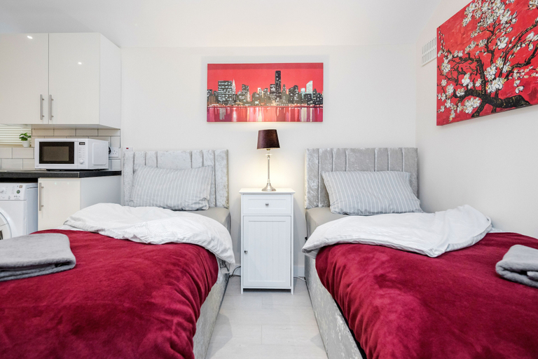 Bedroom 3, Studio Flat in Bedford Near Hospital & Stations, Bedfordshire