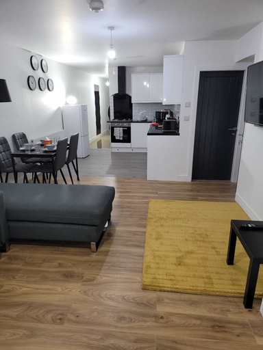 Others 5, Stunning 2-bed Apartment in Manchester Built 2023, Tameside