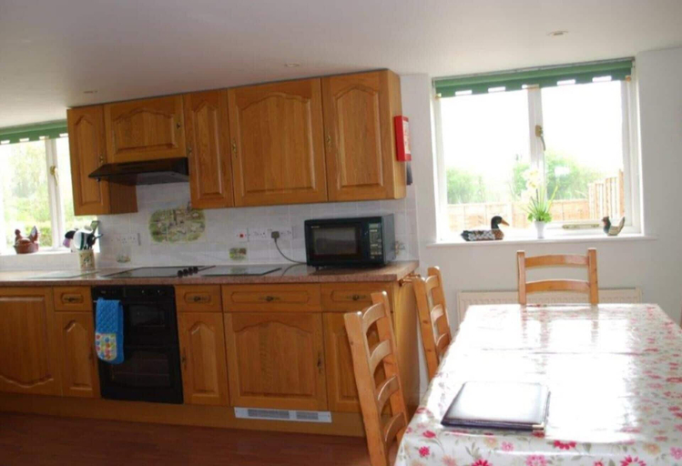 Private kitchen 5, Cottage Sleeps 4 - Pet Friendly w Free Parking, Wiltshire