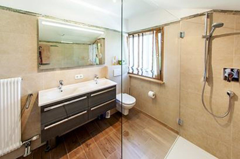 Bathroom 5, Ferienhaus Balsbergblick, Traunstein