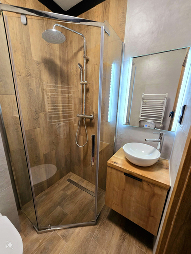 Bathroom 4, Kapitan Pirat, Puck