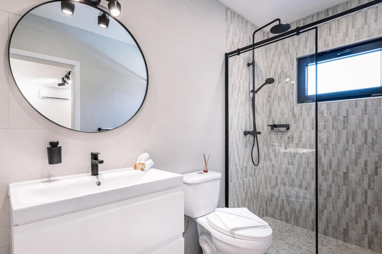 Bathroom 4, Brand NEW 3br2ba Villa With Pool in Great Location