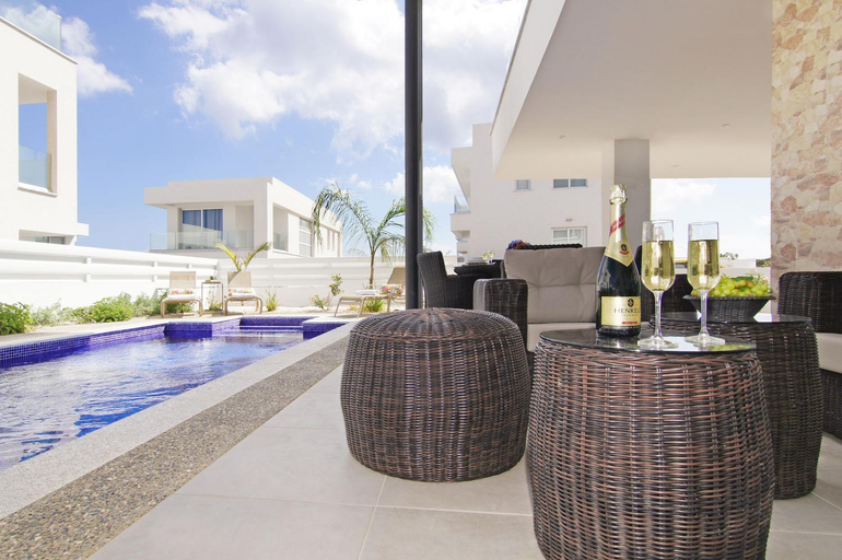 Others 5, Villa Luna