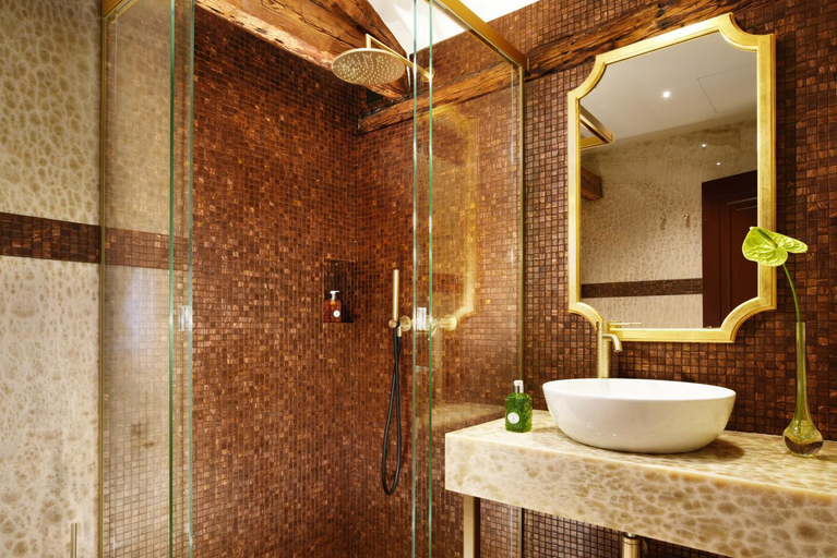 Bathroom 3, Empress Theodora Apartments, Venezia