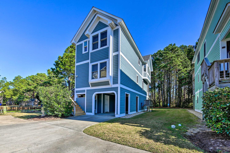 Coastal Home with Community Pool Less Than 2 Miles to Beach!, Currituck