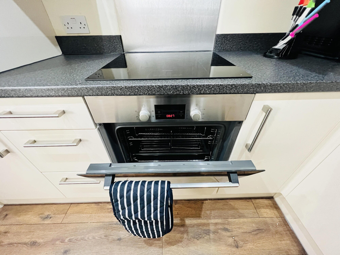 Others 5, 1-bed Apartment in Ealing, 3 Mins From Station, London