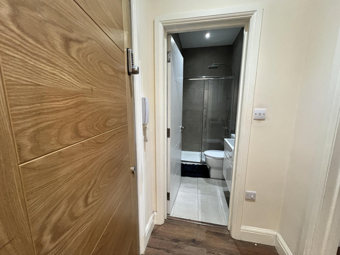 Others 5, 1-bed Apartment in Ealing - 2mins From Station, London