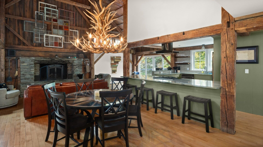 Food & Drinks, The Common Man At Mad House 3 Bedroom Condo by RedAwning, Washington