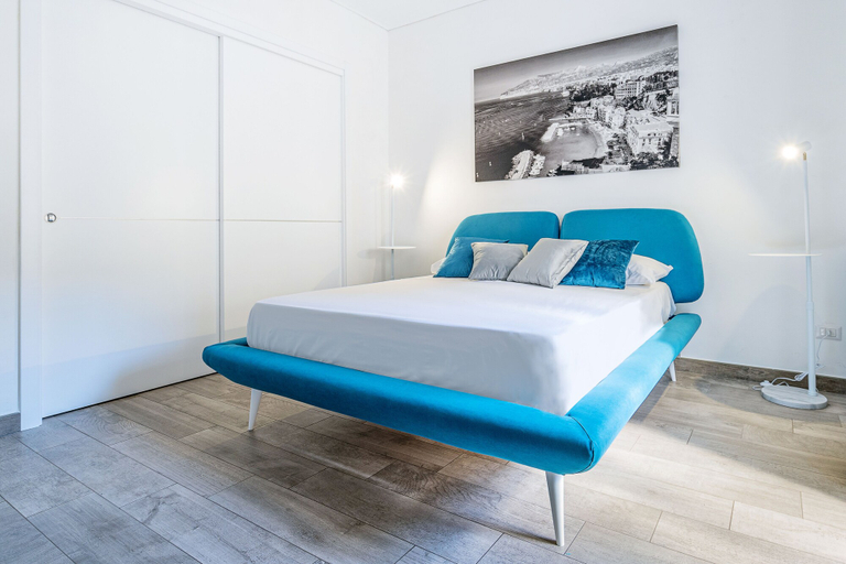 Room 2, Modern Sorrento two bedroom Apartment with Terrace, Napoli
