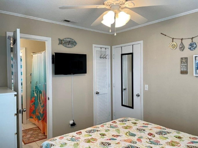 Room 3, Sandy Bottoms 4 Bedroom Home by RedAwning, Brunswick