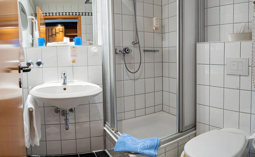 Bathroom 5, Hotel Rügenschmiede vis a vis Hiddensee, Vorpommern-Rügen