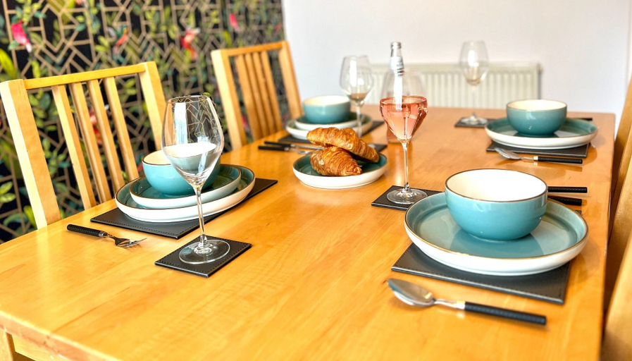 Food & Drinks, Remarkable 2-bed House in Coventry, Coventry