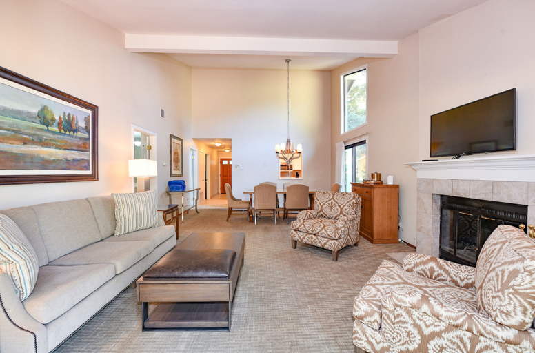Living area, 808 Augusta Cir 3 Bedroom Home by RedAwning, Napa