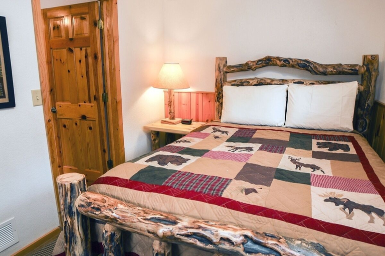Bedroom 2, Lazy R Cottages: 8 2 Bedroom Cabin, Larimer