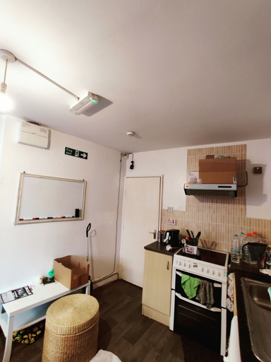 Others 5, Birmingham - Apartment - Sleeps 3 - Great Location, Birmingham