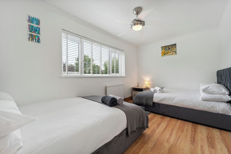 Room 3, Spacious Home - Sleeps 10 - Free Parking - Pets, Hertfordshire