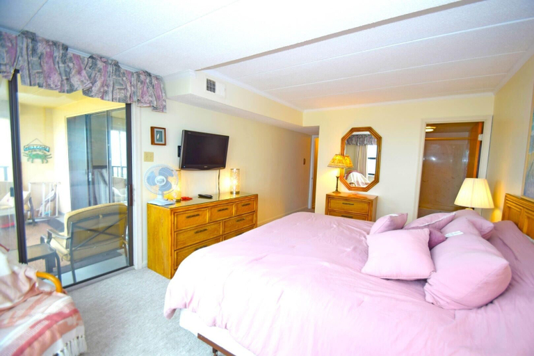 Room 5, Amber Waves 300 3 Bedroom Condo by RedAwning, Worcester