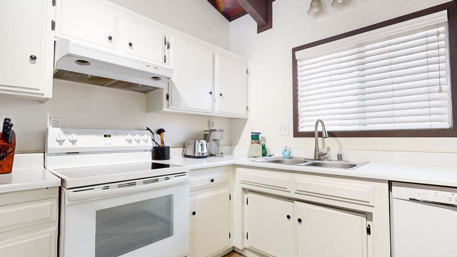 Private kitchen 4, Lakeview Lodge #1 2 Bedroom Condo by RedAwning, Mono