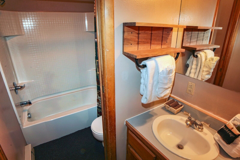 Bathroom, Lazy R Cottages: 7b 1 Bedroom Cottage, Larimer