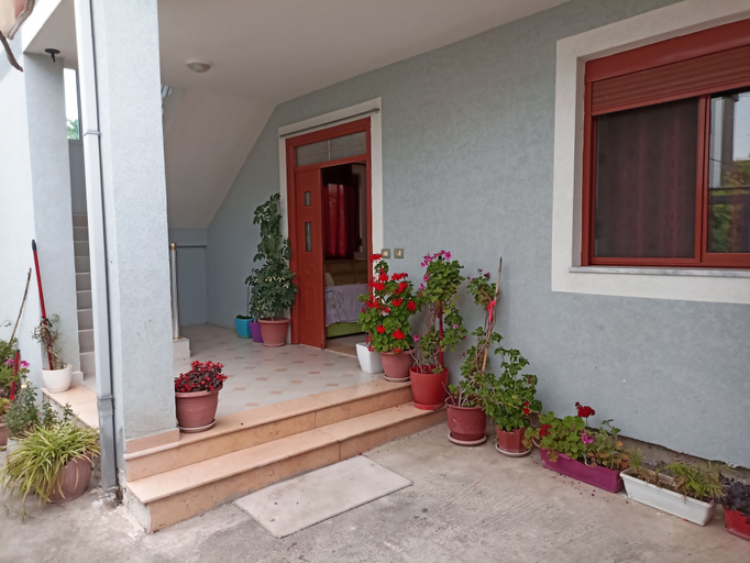 Exterior & Views 2, "quiet Independent Apartment With Garden.", Durrësit