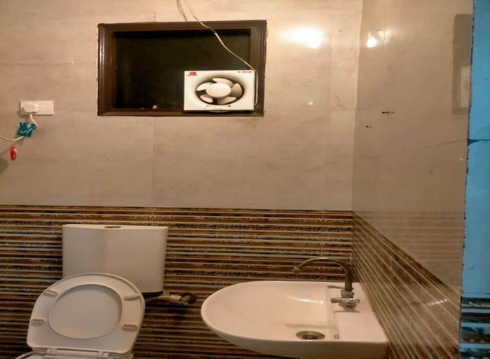 Bathroom, Hotel Krishna Cottage - Vrindavan, Mathura