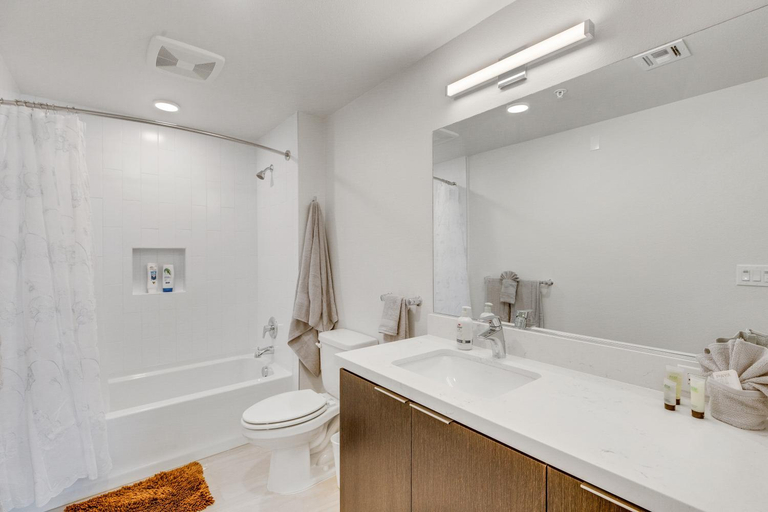 Bathroom 4, SuitesRUs Apart Hotel near Dodgers Stadium, Los Angeles