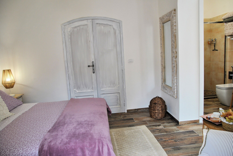 Bedroom 3, Room in B&B - Mariasofia Master Suite With Private Bathroom, Latina