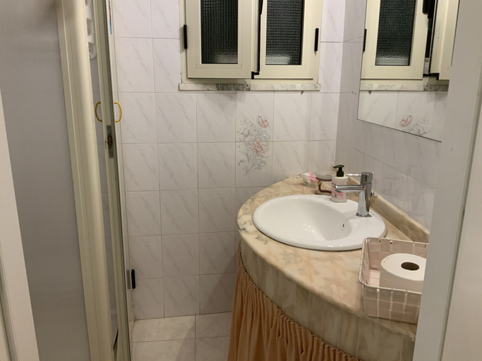 Bathroom 4, Lo Studiolo Apartment, Vibo Valentia