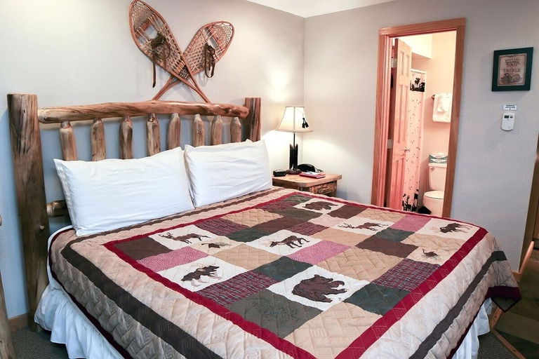 Room, Fawn Valley Inn: 254 1 Bedroom Apts, Larimer