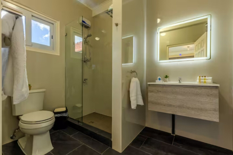 Bathroom 3, NEW 6br6 5BA Villa 200m to Beach w Privatepool