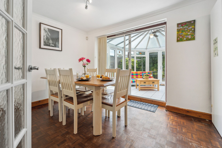Dining 5, Spacious Home - Sleeps 10 - Free Parking - Pets, Hertfordshire