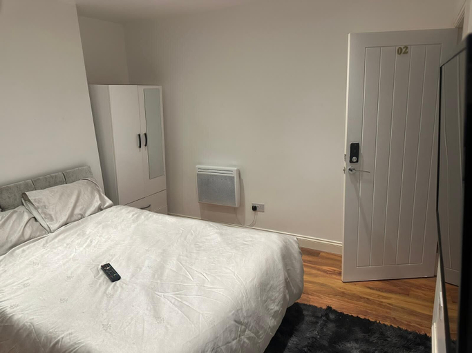 Bedroom 3, Kuramoh Modern Apartment, London