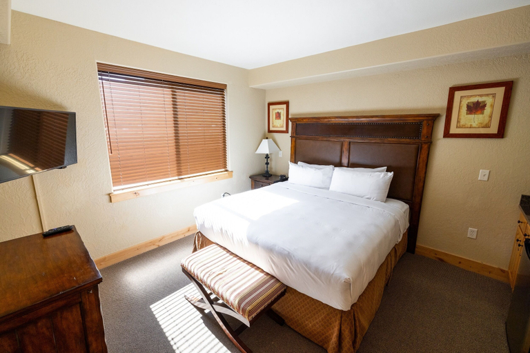 Room 4, Silverado Lodge - 1 BR Suite, King Bed & Pool View by RedAwning, Summit