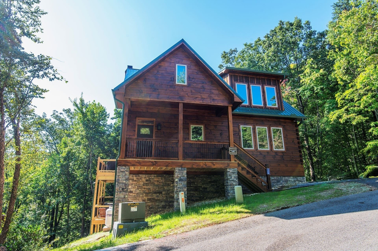 Exterior & Views 2, Bear Tracks Lodge 4 Bedroom Cabin by RedAwning, Sevier