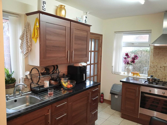 Others 3, Beautiful 4-bed Apartment in Wolverhampton, Staffordshire