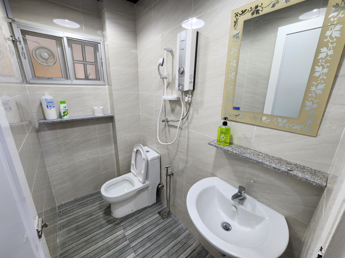 Bathroom 2, Little England B3 (Silverpark), Raub