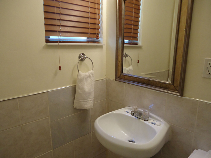 Bathroom 5, Crown Inn, Broward