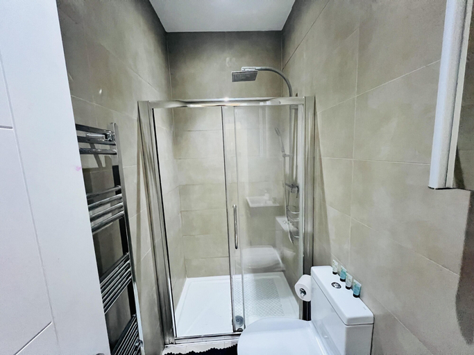 Bathroom 2, 1-bed Apartment in Ealing - 2mins From Station, London