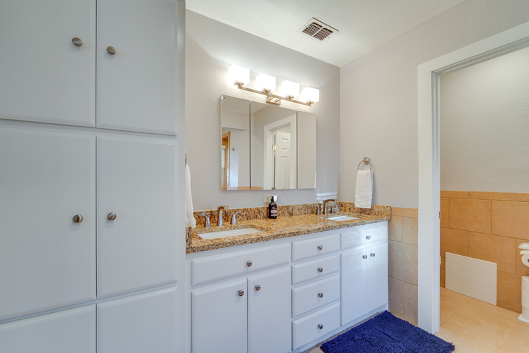 Bathroom 4, Lovely Lubbock Home w/ Furnished Deck & Grill, Lubbock