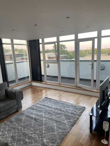 Others 5, Impeccable 2 Bed 2 Bath Penthouse, London